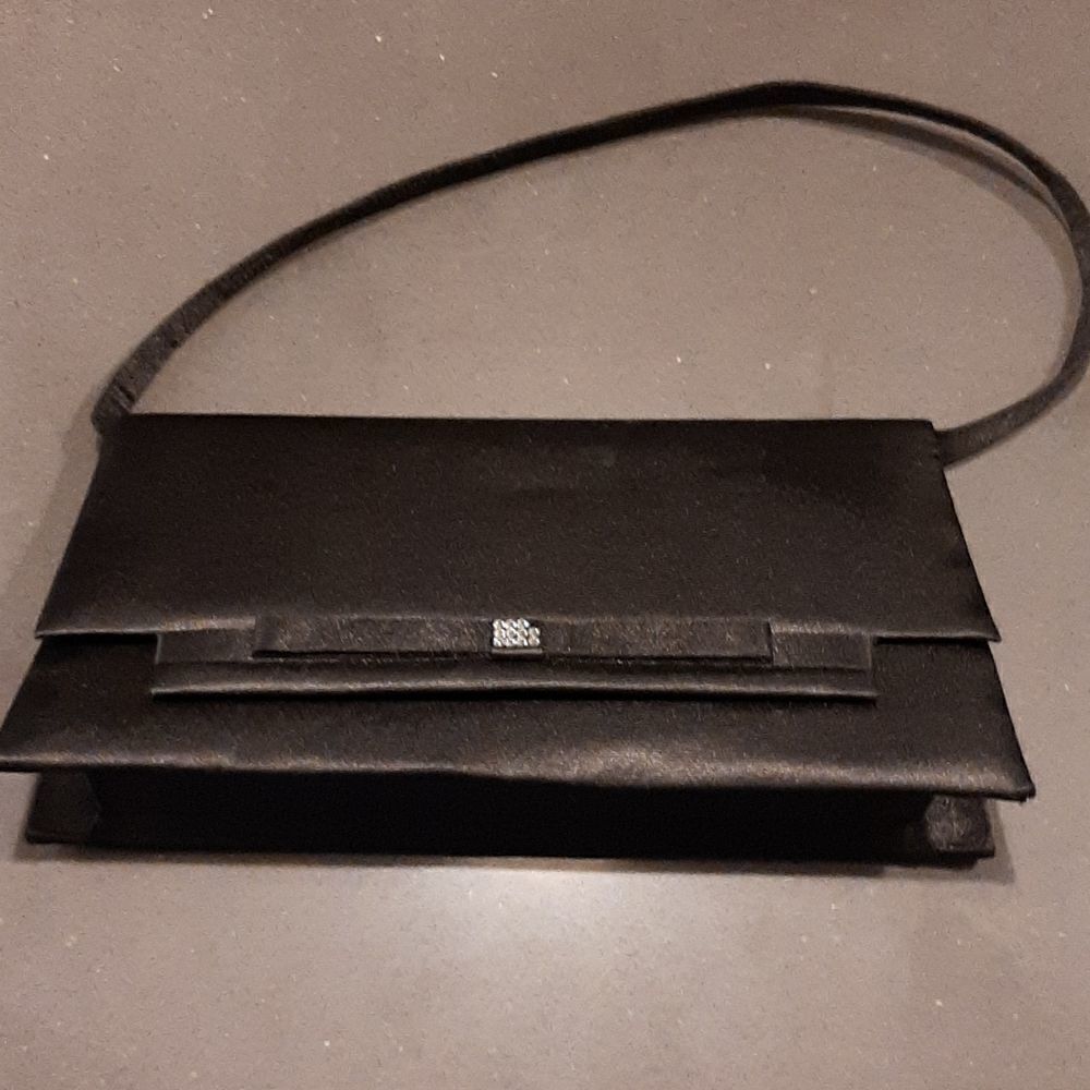 La Regale Black Wristlet Purse